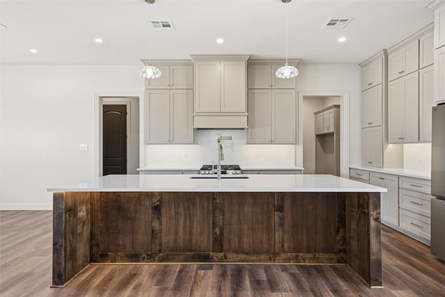 16 Pareya Circle, West, TX 76691