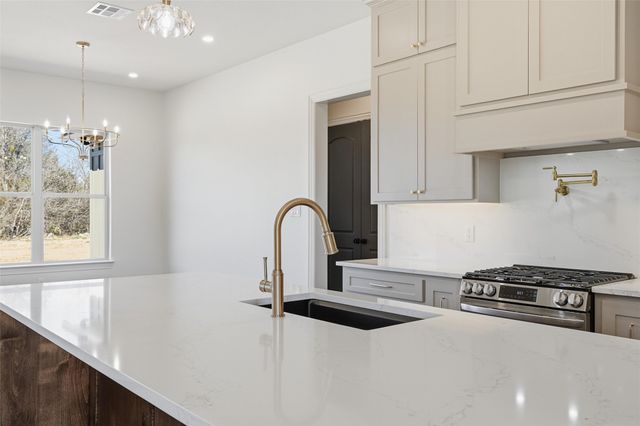 16 Pareya Circle, West, TX 76691