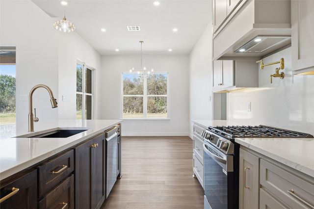 16 Pareya Circle, West, TX 76691