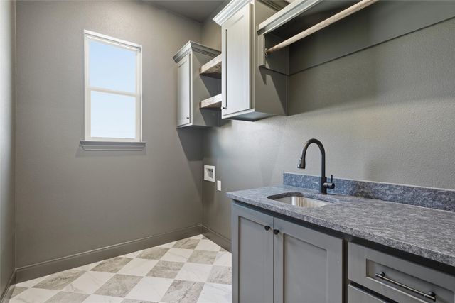 16 Pareya Circle, West, TX 76691