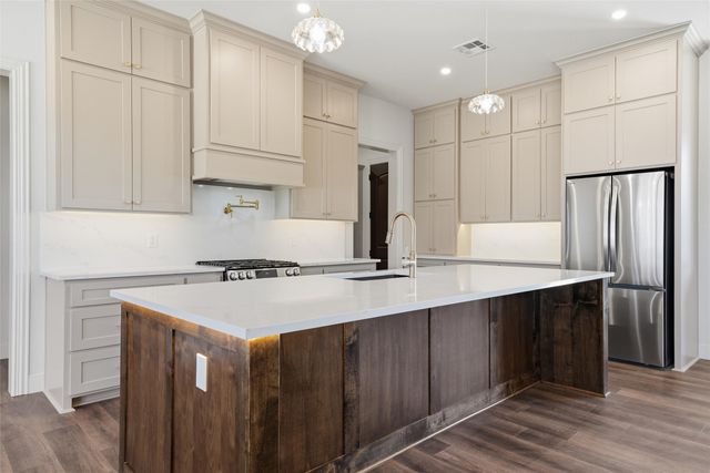 16 Pareya Circle, West, TX 76691