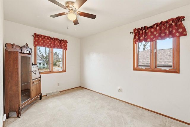 1107 HONEYSUCKLE LANE, Neenah, WI 54956