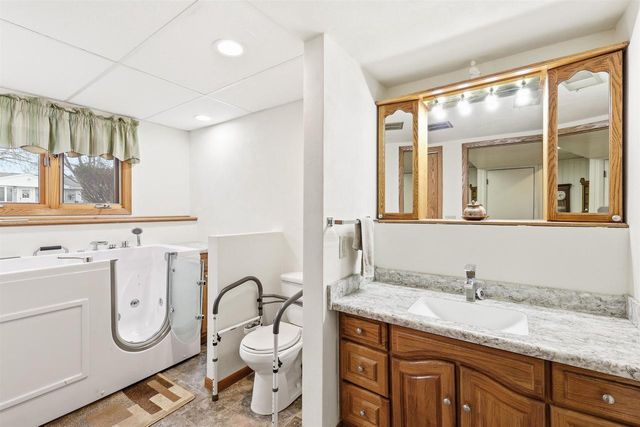 1107 HONEYSUCKLE LANE, Neenah, WI 54956