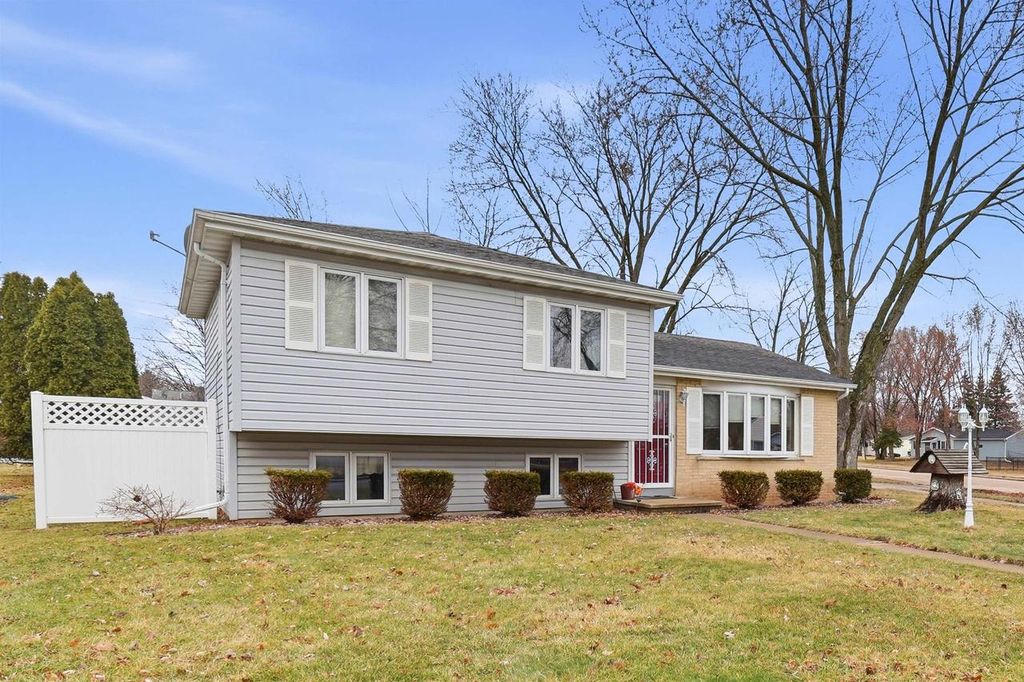 1107 HONEYSUCKLE LANE, Neenah, WI 54956