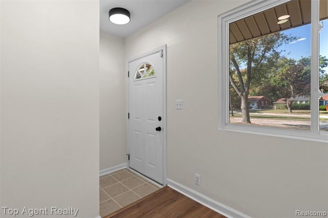 28580 Red Leaf Lane, Southfield, MI 48076