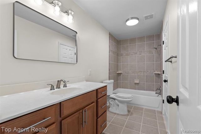 28580 Red Leaf Lane, Southfield, MI 48076