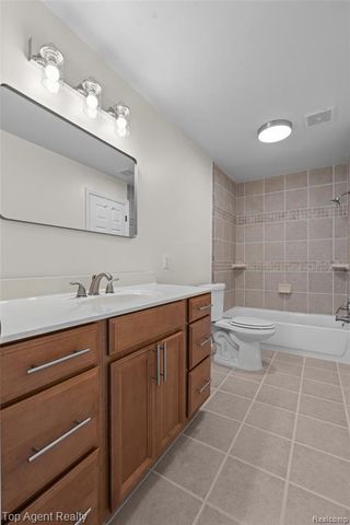 28580 Red Leaf Lane, Southfield, MI 48076