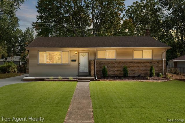 28580 Red Leaf Lane, Southfield, MI 48076