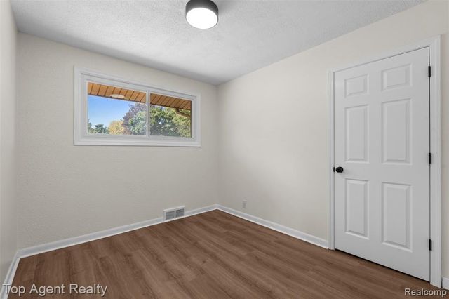 28580 Red Leaf Lane, Southfield, MI 48076