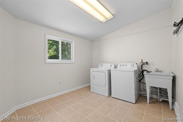 28580 Red Leaf Lane, Southfield, MI 48076