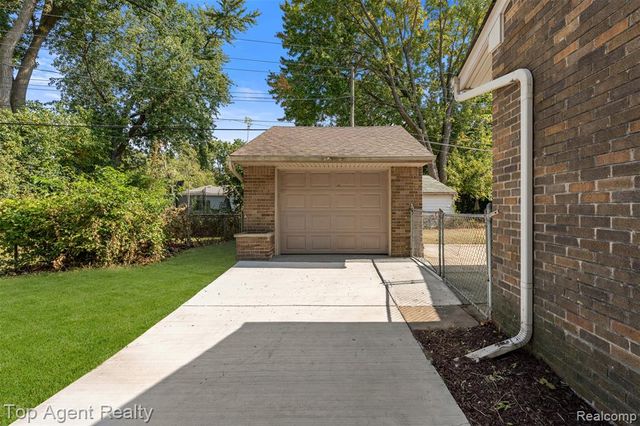28580 Red Leaf Lane, Southfield, MI 48076