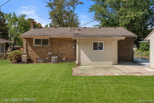 28580 Red Leaf Lane, Southfield, MI 48076
