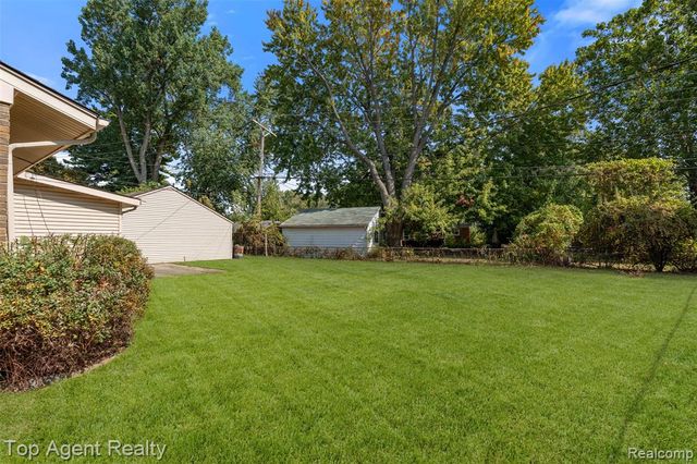 28580 Red Leaf Lane, Southfield, MI 48076