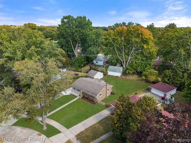 28580 Red Leaf Lane, Southfield, MI 48076