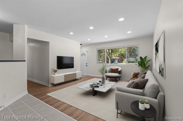 28580 Red Leaf Lane, Southfield, MI 48076