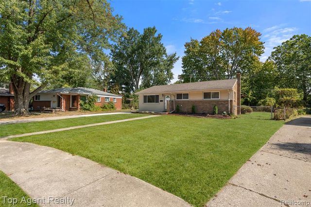 28580 Red Leaf Lane, Southfield, MI 48076