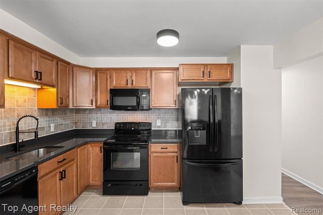 28580 Red Leaf Lane, Southfield, MI 48076