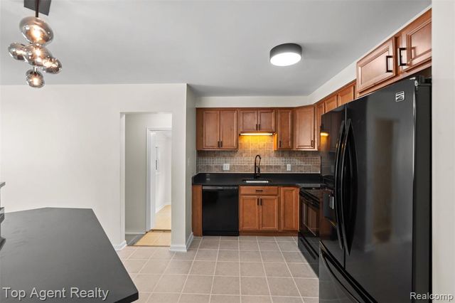 28580 Red Leaf Lane, Southfield, MI 48076