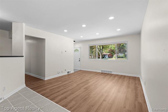 28580 Red Leaf Lane, Southfield, MI 48076