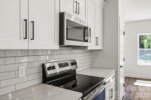 560 W Wilson Avenue, Mooresville, NC 28115