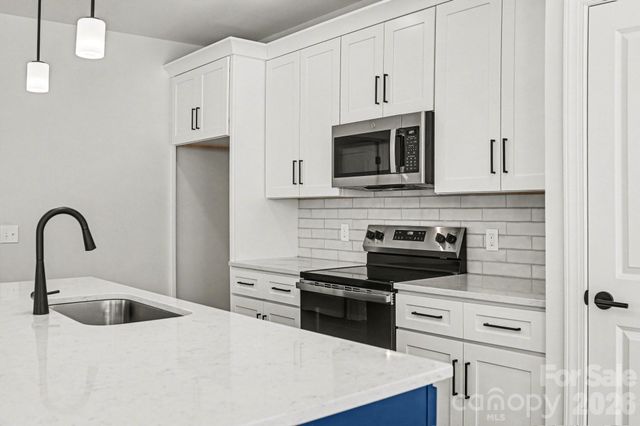 560 W Wilson Avenue, Mooresville, NC 28115