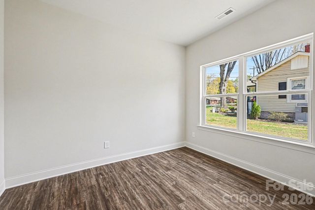 560 W Wilson Avenue, Mooresville, NC 28115