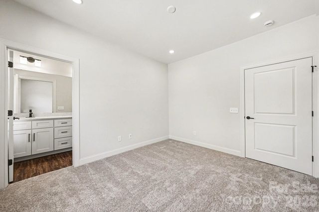 560 W Wilson Avenue, Mooresville, NC 28115