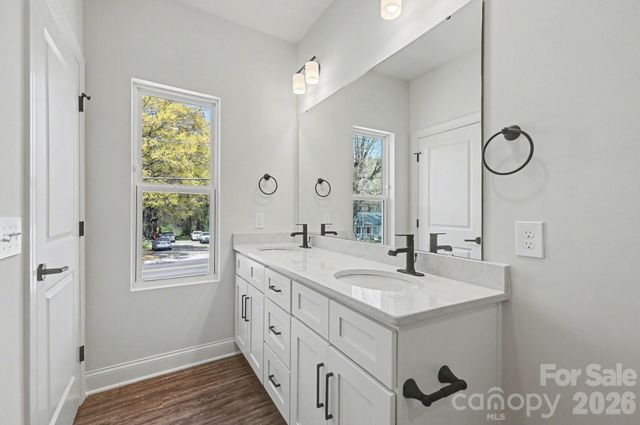 560 W Wilson Avenue, Mooresville, NC 28115