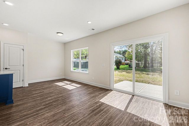 560 W Wilson Avenue, Mooresville, NC 28115