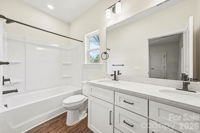 560 W Wilson Avenue, Mooresville, NC 28115