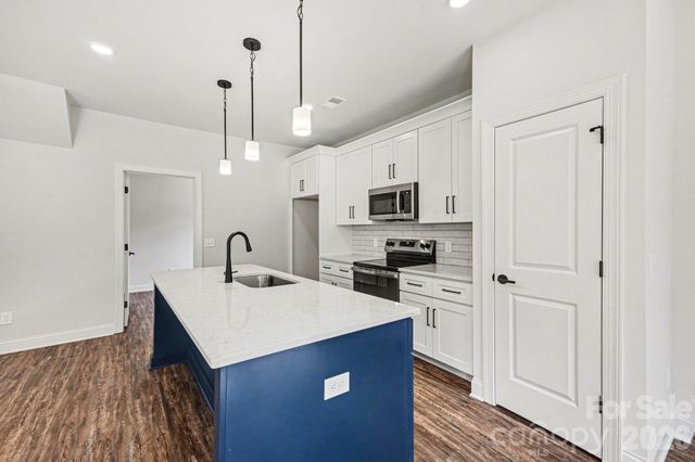 560 W Wilson Avenue, Mooresville, NC 28115