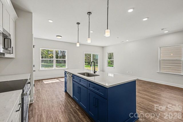 560 W Wilson Avenue, Mooresville, NC 28115