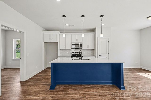 560 W Wilson Avenue, Mooresville, NC 28115