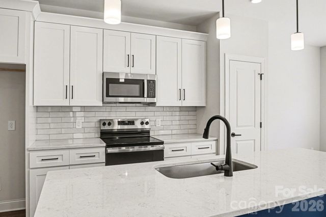 560 W Wilson Avenue, Mooresville, NC 28115