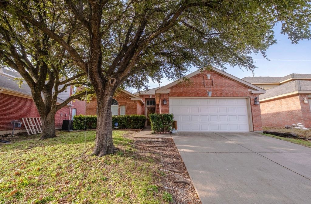 817 Stafford Station Drive, Saginaw, TX 76131