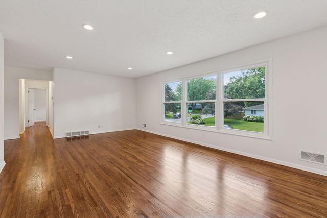 2125 Sapphire Lane, Eagan, MN 55122