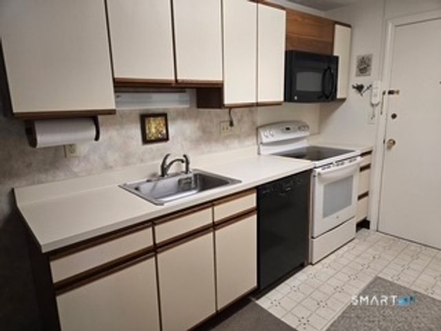 1162 Middle Turnpike West APT B2, Manchester, CT 06040