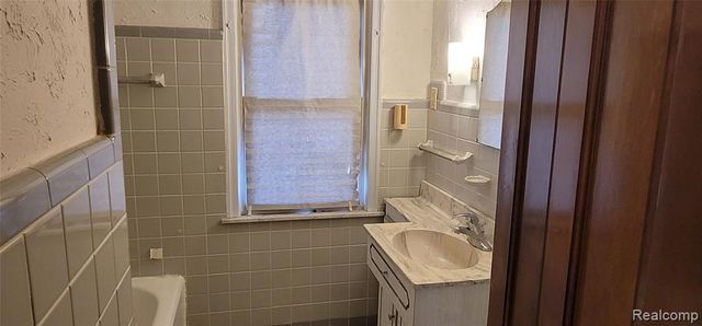 16200 Braile Street, Detroit, MI 48219