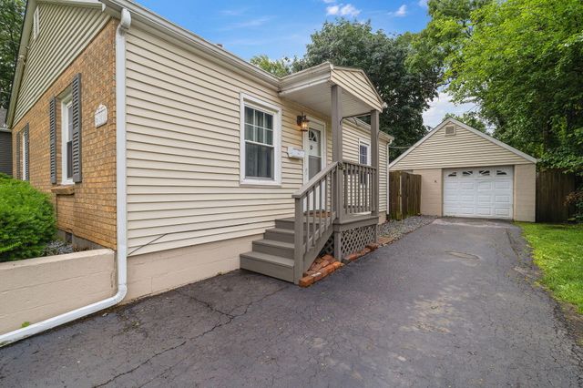 611 W North Street, Crown Point, IN 46307