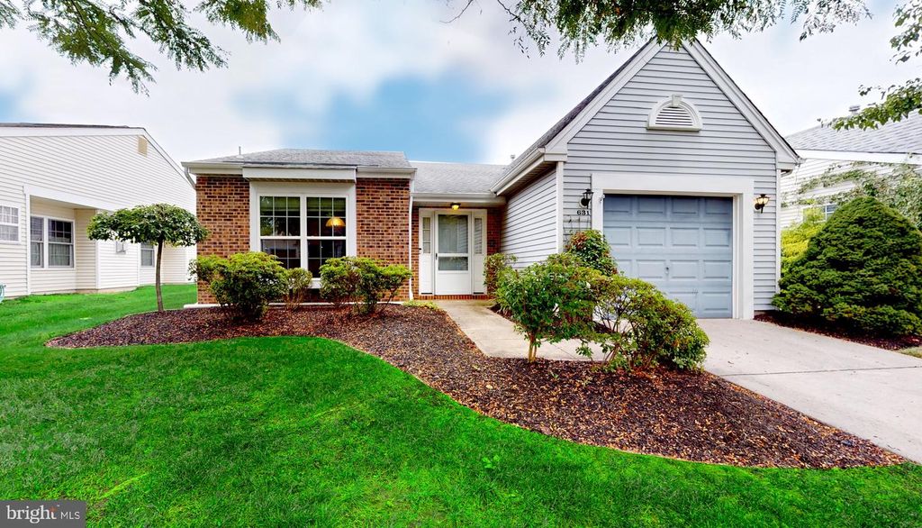 631 CASCADE DR S, Mount Laurel, NJ 08054