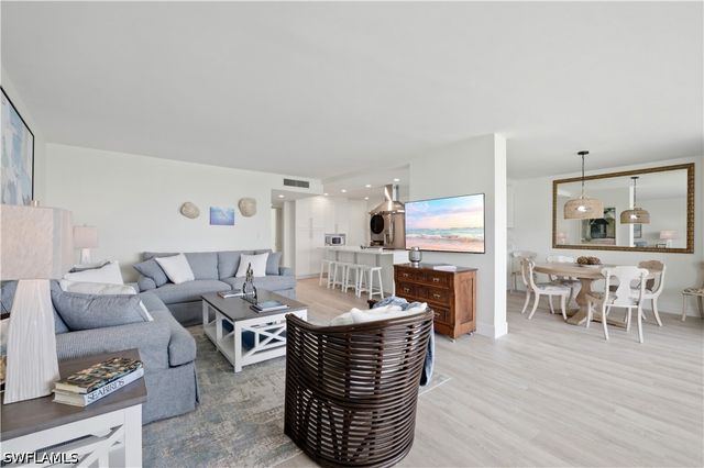 2316 Gulf Shore BLVD N 411, Naples, FL 34103