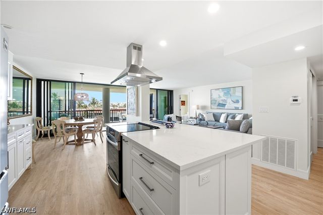 2316 Gulf Shore BLVD N 411, Naples, FL 34103