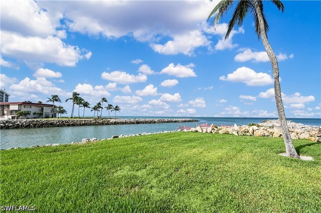 2316 Gulf Shore BLVD N 411, Naples, FL 34103