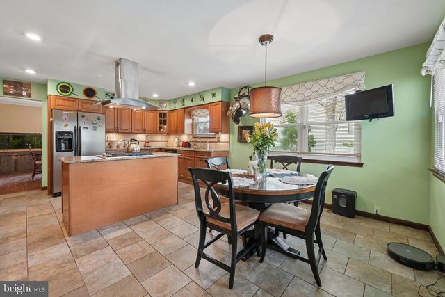 33 STURBRIDGE DR, Sicklerville, NJ 08081