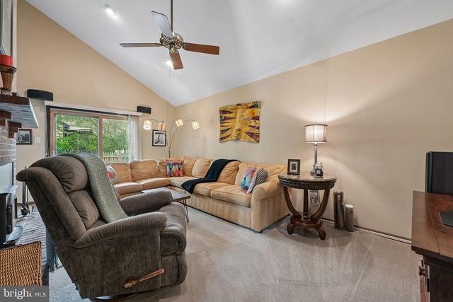 33 STURBRIDGE DR, Sicklerville, NJ 08081