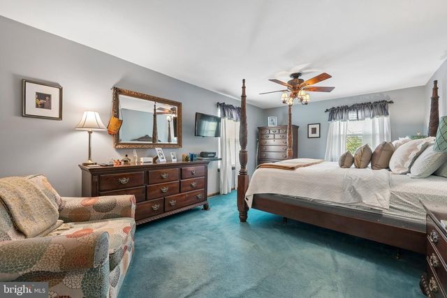 33 STURBRIDGE DR, Sicklerville, NJ 08081