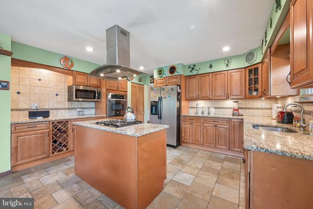 33 STURBRIDGE DR, Sicklerville, NJ 08081