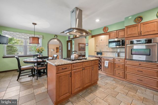 33 STURBRIDGE DR, Sicklerville, NJ 08081