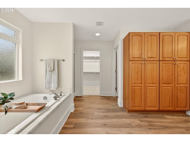 12814 Nw BAYONNE Ln, Portland, OR 97229