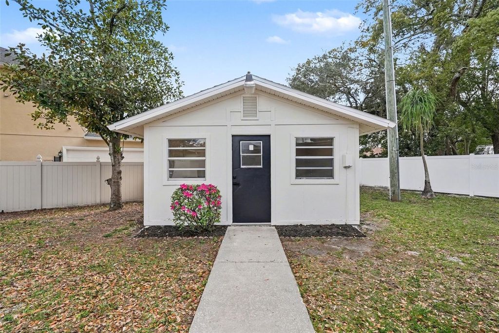 Image 17 of property listing at 2318 CARROLL PLACE, Tampa, FL 33612
